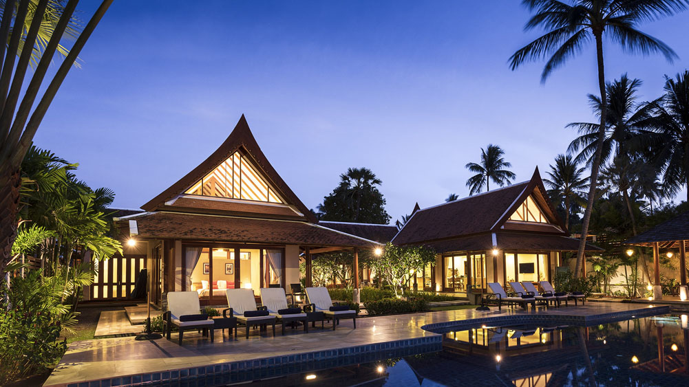 Tawantok Beach Villas - The villa at night